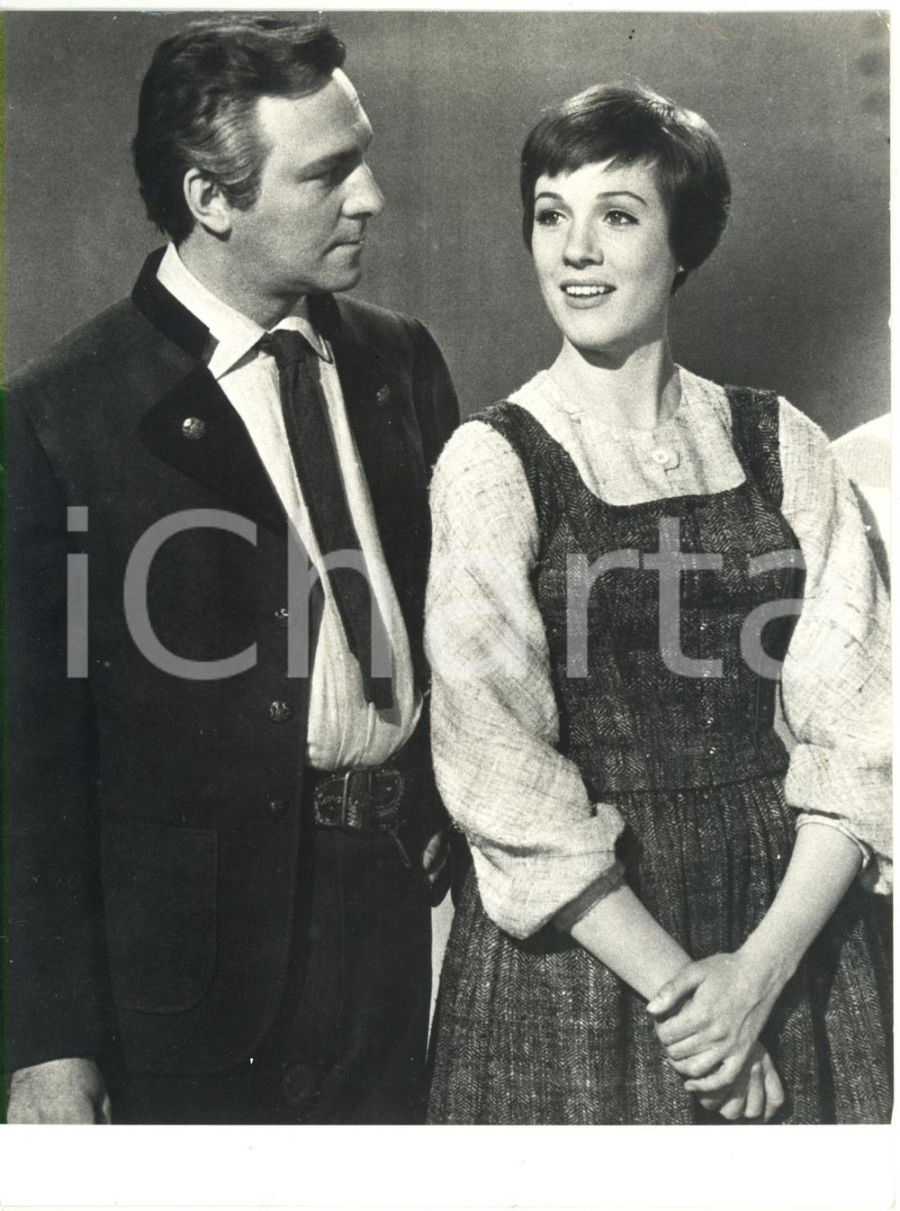 1965 CINEMA "The Sound of Music" Julie ANDREWS e Christopher PLUMMER - Ritratto  Fotografia d'epoca.  CONDIZIONI: G FORMATO: 18x23 cm     originale e autentica 1