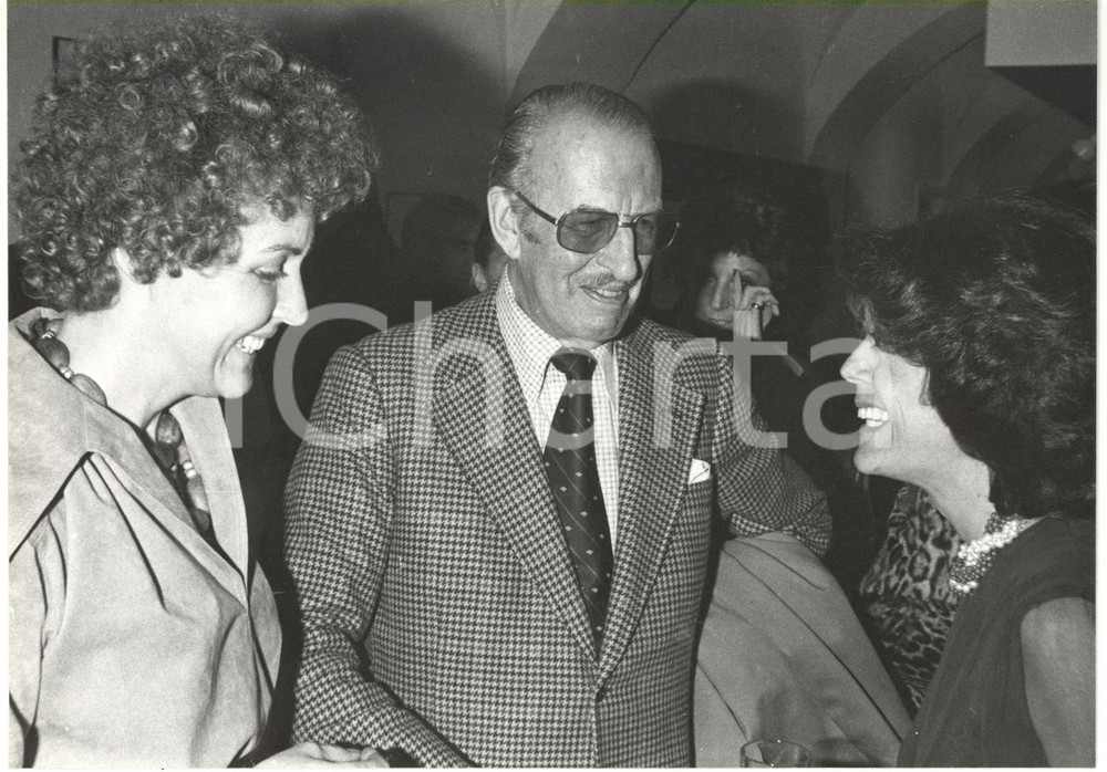 1975 ca ITALIA COSTUME - Vivienne PREUD'HOMME discute con ambasciatore di Svezia