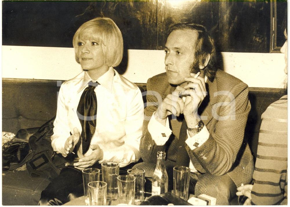 1970 ca ITALIA COSTUME Gisella PAGANO durante un party *Foto VINTAGE 18x13