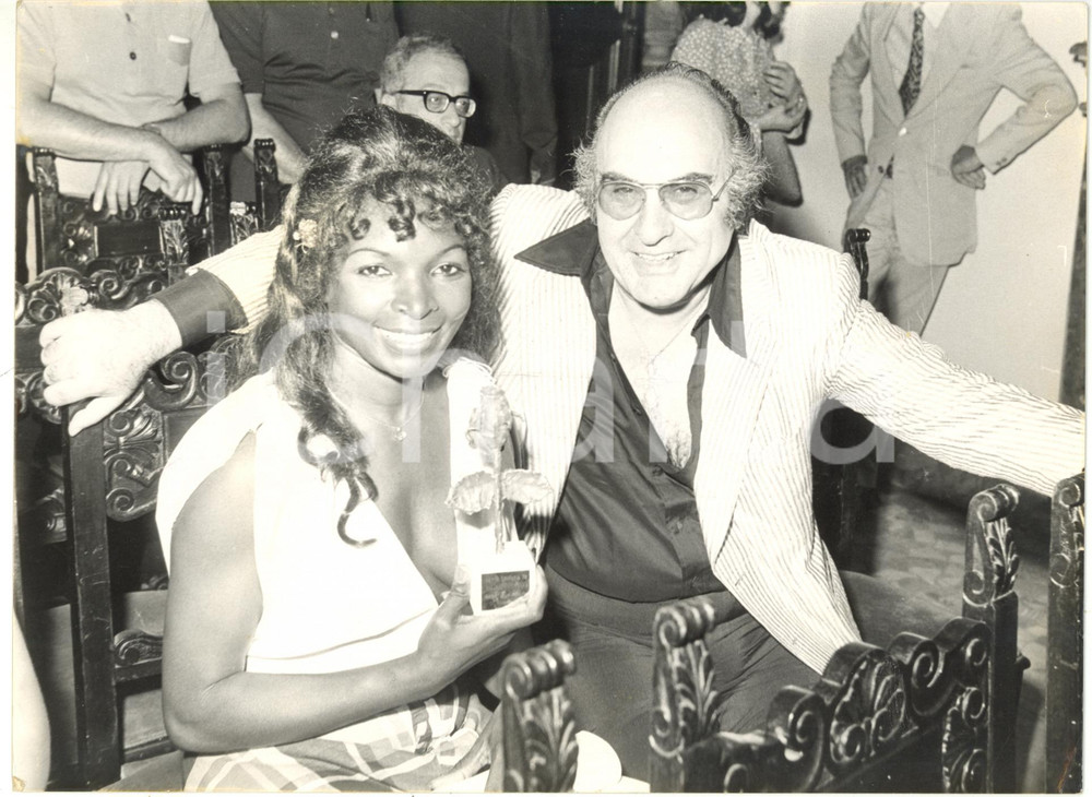 Fotografia d epoca originale 1976 ROMA Premio Simpatia  Beryl CUNNINGHAM e Carlo FIOCCHETTO  Ritratto Foto 1