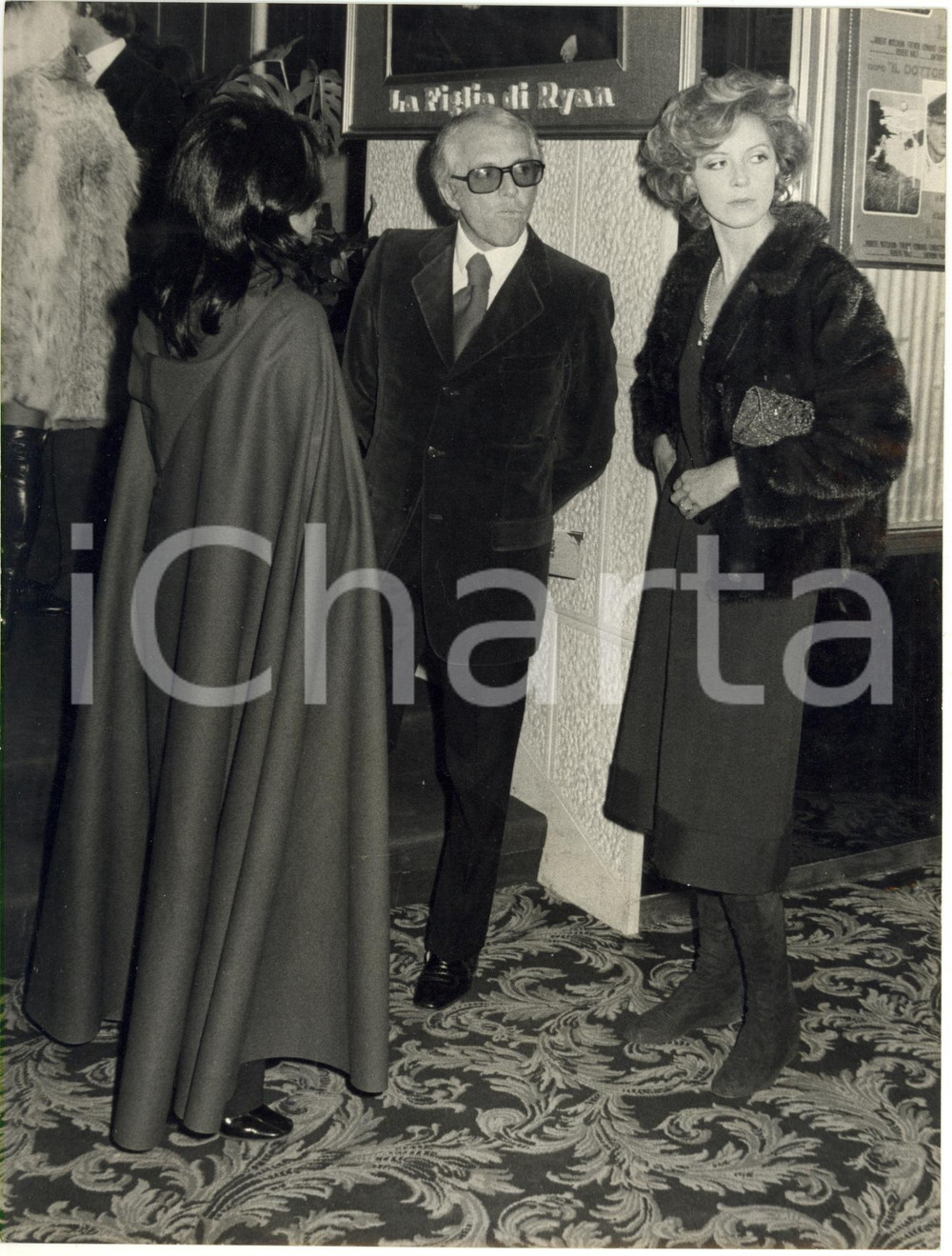 1975 ca ITALIA CINEMA - Regista Luciano SALCE nel foyer di un teatro *Foto 18x24