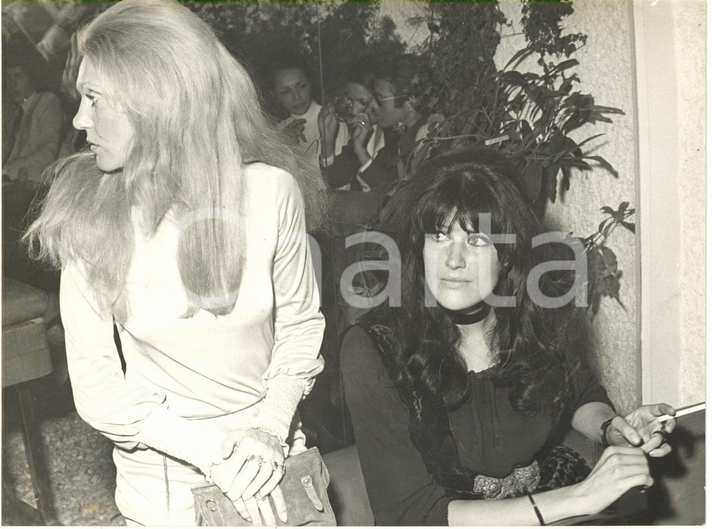 1975 ca ITALIA COSTUME - Noa BONETTI e Francesca Romana COLUZZI *Foto 24x18 cm