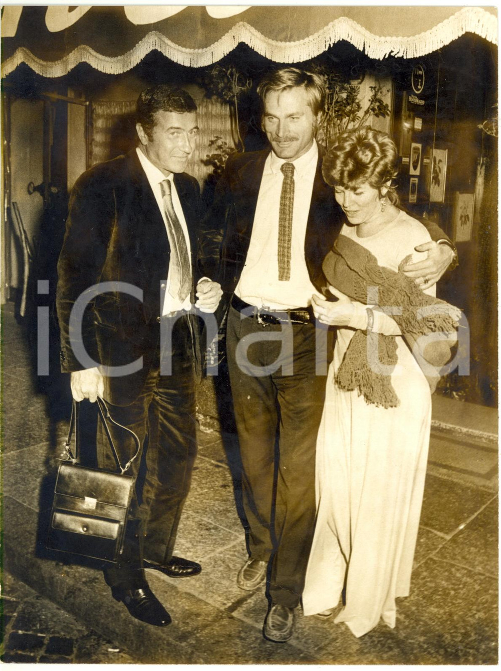 Fotografia d epoca originale 1970 ca ROMA COSTUME  Duccio TESSARI e Franco NERO escono dalla Taverna Flavia 1