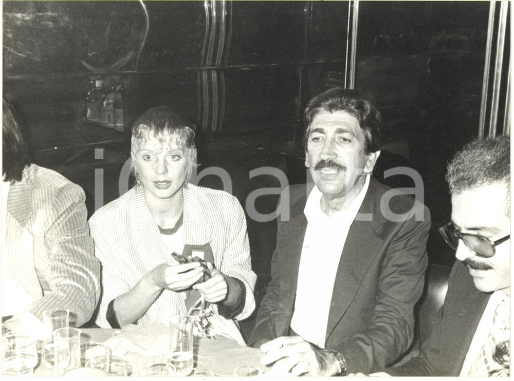 Fotografia d epoca originale 1975 ca ITALIA COSTUME Stefania ROTOLO al ristorante Foto 24x18 cm 1