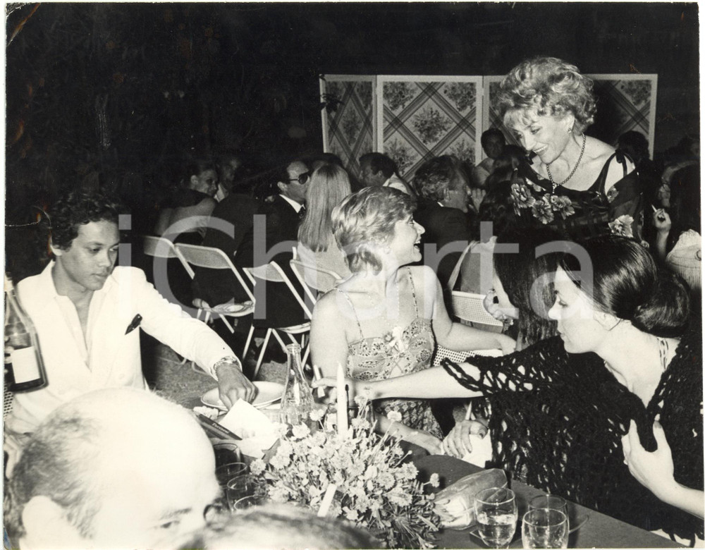 Fotografia d epoca originale 1970 ca ITALIA COSTUME  Elena MASSARO e la contessa Giovanna AGUSTA a una cena 1
