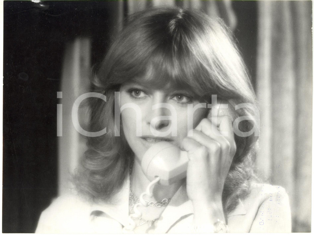 Fotografia d epoca originale 1977 CINEMA Nathalie DELON in una scena del film I gabbiani volano basso Foto 1