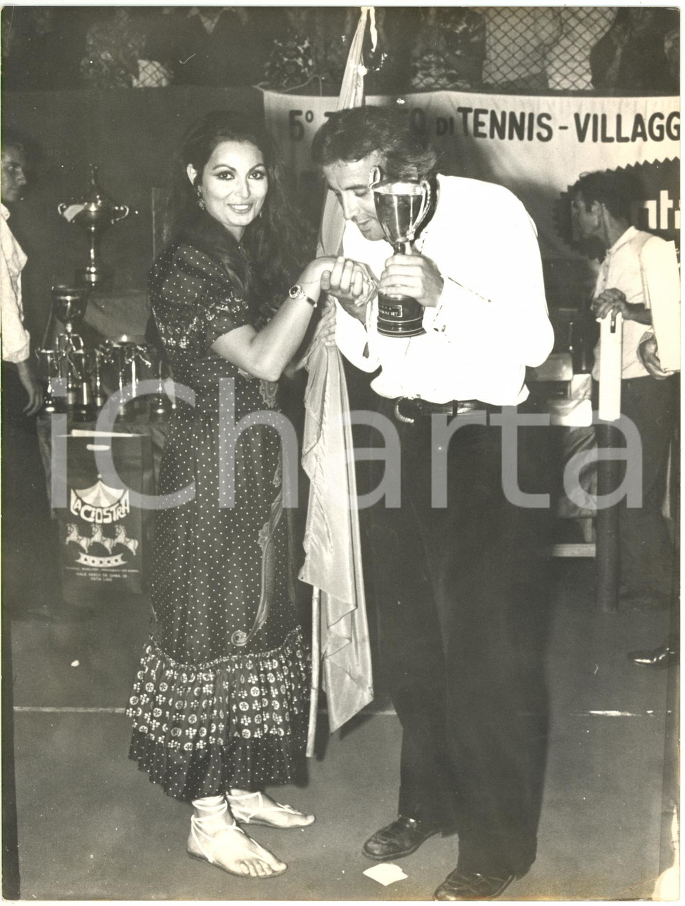 1975 ca ITALIA COSTUME - Rosanna SCHIAFFINO premia vincitori torneo di tennis