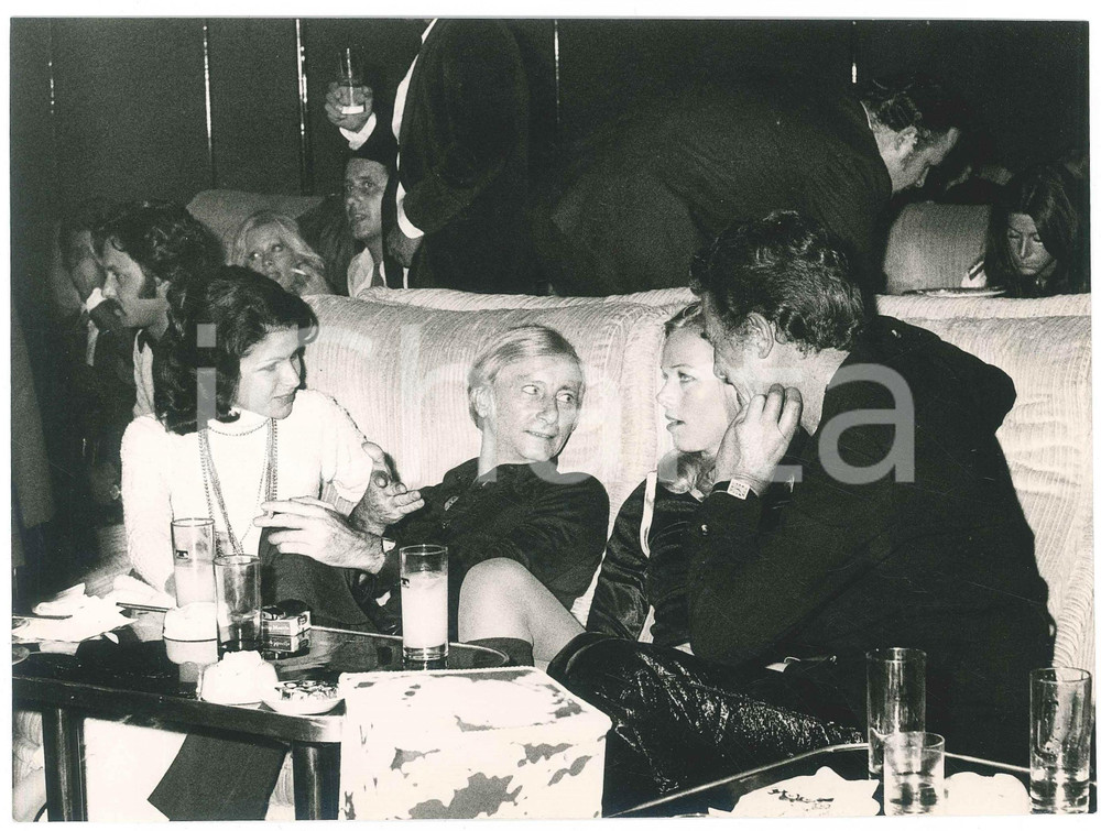 1970 ca ROMA Playboy Giorgio PAVONE in un nightclub - Foto 23x17 cm