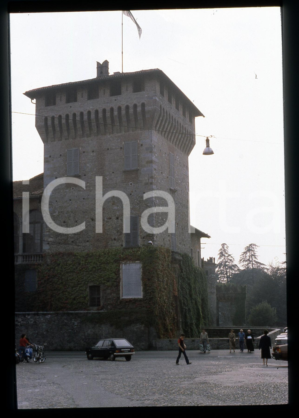 35mm vintage slide* 1980ca SOMMA LOMBARDO Torrione Castello Visconti di San Vito Nella diapositiva il Torrione.Diapositiva d'epoca, in formato 35 mm.CONDIZIONI: GOODTutti i diritti riservati.E' severamente vietata la riproduzione. ICharta mette in vendita, sul negozio eBay e in esclusiva sul sito "icharta" il proprio archivio composto da numerose diapositive e negativi fotografici d'epoca, tutti originali e autentici, che attraversano la storia del costume italiano tra gli la fine degli anni Sessanta e Novanta.Si tratta di uno sguardo inedito sull'attualit&agrave;, la politica, la vita quotidiana, il gossip e la cultura, che fotografa il cambiamento della nazione in quest'ultimo scorcio del XX secolo. Un'occasione unica per il mercato del collezionismo, che vede finalmente disponibile un archivio eccezionale per vastit&agrave;, tematiche e condizioni, in un settore (il negativo fotografico e la diapositiva) di assoluta novit&agrave; e dalle interessanti prospettive di investimento.  originale e autentica 1