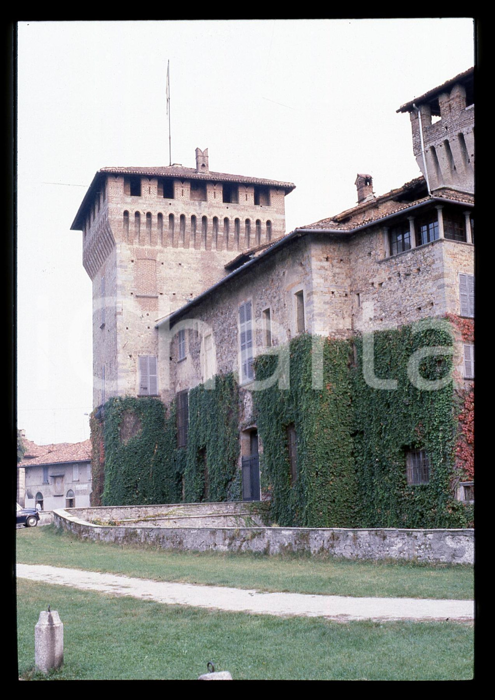 35mm vintage slide* 1980ca SOMMA LOMBARDO Castello Visconti di San Vito (1) Nella diapositiva il Torrione e parte di facciata.Diapositiva d'epoca, in formato 35 mm.CONDIZIONI: GOODTutti i diritti riservati.E' severamente vietata la riproduzione. ICharta mette in vendita, sul negozio eBay e in esclusiva sul sito "icharta" il proprio archivio composto da numerose diapositive e negativi fotografici d'epoca, tutti originali e autentici, che attraversano la storia del costume italiano tra gli la fine degli anni Sessanta e Novanta.Si tratta di uno sguardo inedito sull'attualit&agrave;, la politica, la vita quotidiana, il gossip e la cultura, che fotografa il cambiamento della nazione in quest'ultimo scorcio del XX secolo. Un'occasione unica per il mercato del collezionismo, che vede finalmente disponibile un archivio eccezionale per vastit&agrave;, tematiche e condizioni, in un settore (il negativo fotografico e la diapositiva) di assoluta novit&agrave; e dalle interessanti prospettive di investimento.  originale e autentica 1