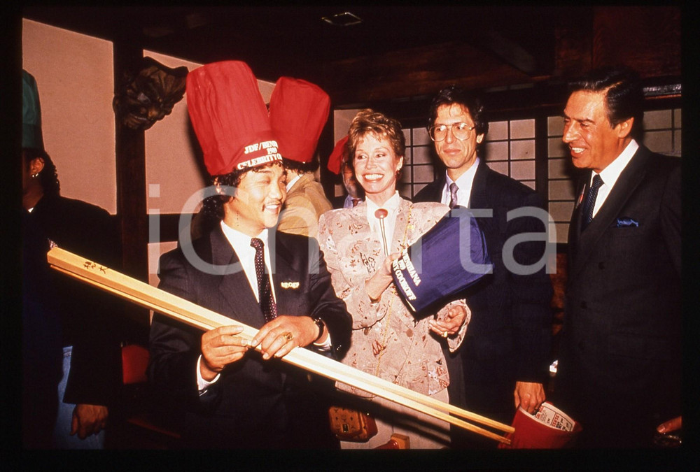35mm vintage slide* 1989 BENIHANA Mary Tyler MOORE Hiroaki AOKI Robert LEVINE