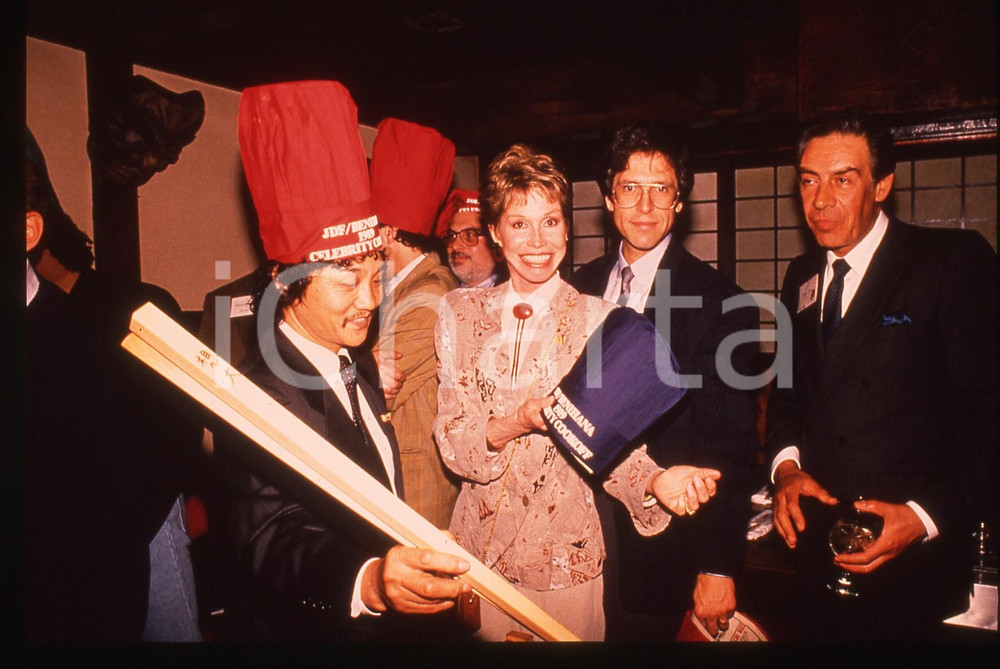 35mm vintage slide* 1989 BENIHANA Mary Tyler MOORE Hiraoki AOKI Robert LEVINE 1