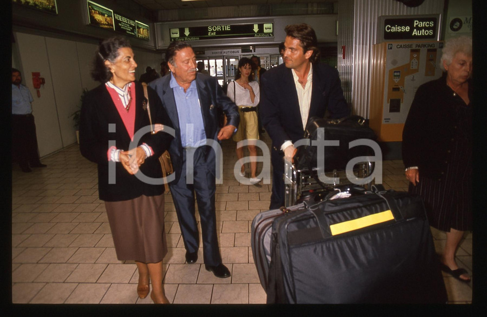 35mm vintage slide* 1989 CANNES Raf e Saverio VALLONE Elena VARZI in aeroporto 1