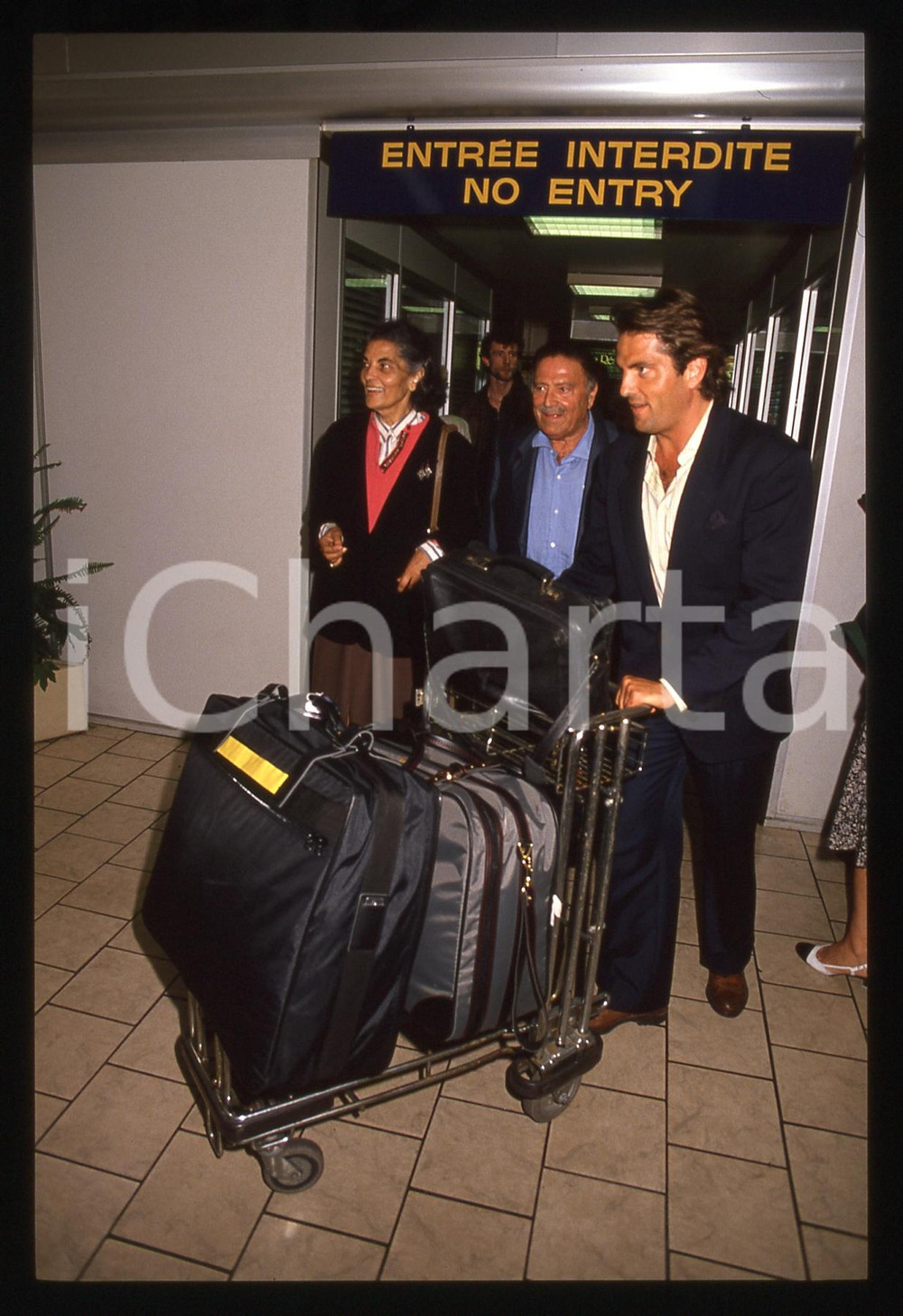 35mm vintage slide* 1989 CANNES Raf e Saverio VALLONE Elena VARZI in aeroporto 4