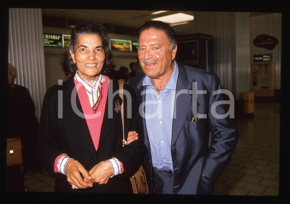 35mm vintage slide* 1989 CANNES Raf VALLONE con Elena VARZI in aeroporto (1)