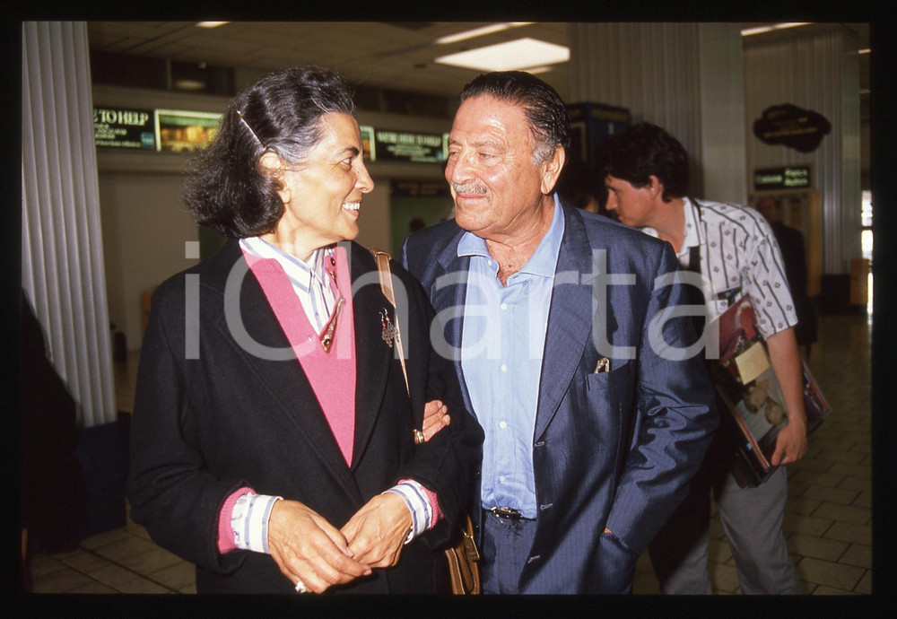 35mm vintage slide* 1989 CANNES Raf VALLONE con Elena VARZI in aeroporto (2)