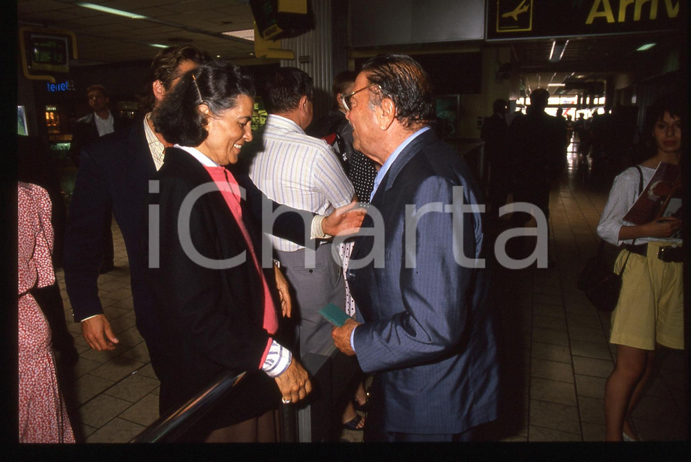 35mm vintage slide* 1989 CANNES Raf VALLONE con Elena VARZI in aeroporto (3)