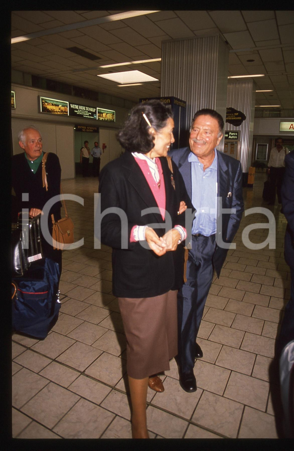35mm vintage slide* 1989 CANNES Raf VALLONE Elena VARZI in aeroporto (4) La diapositiva &egrave; stata scattata in occasione del Festival del CinemaDiapositiva d'epoca, in formato 35 mm. CONDIZIONI: GOODE' severamente vietata la riproduzione. Tutti i diritti sono riservati. ICharta mette in vendita, sul negozio eBay e in esclusiva sul sito "icharta" il proprio archivio composto da numerose diapositive e negativi fotografici d'epoca, tutti originali e autentici, che attraversano la storia del costume italiano tra gli la fine degli anni Sessanta e Novanta.Si tratta di uno sguardo inedito sull'attualit&agrave;, la politica, la vita quotidiana, il gossip e la cultura, che fotografa il cambiamento della nazione in quest'ultimo scorcio del XX secolo. Un'occasione unica per il mercato del collezionismo, che vede finalmente disponibile un archivio eccezionale per vastit&agrave;, tematiche e condizioni, in un settore (il negativo fotografico e la diapositiva) di assoluta novit&agrave; e dalle interessanti prospettive di investimento.  originale e autentica 1