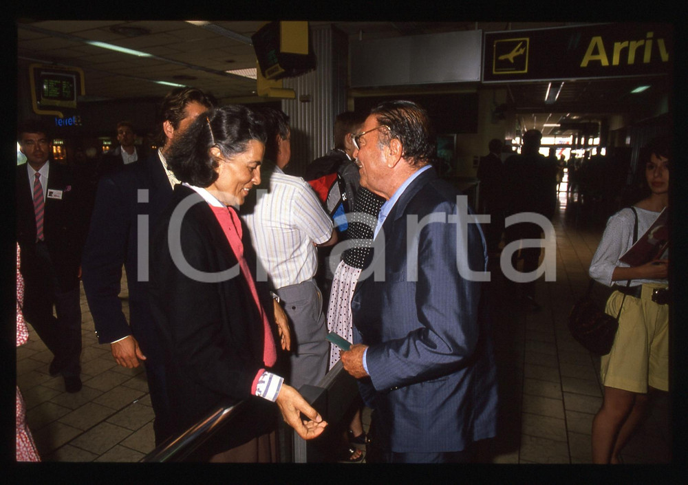 35mm vintage slide* 1989 CANNES Raf e Saverio VALLONE Elena VARZI in aeroporto 7