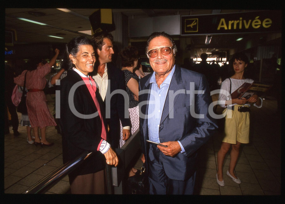 35mm vintage slide* 1989 CANNES Raf e Saverio VALLONE Elena VARZI in aeroporto 8