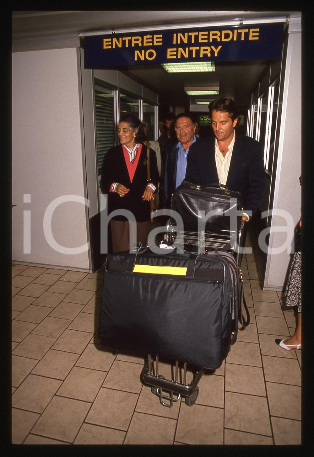 35mm vintage slide* 1989 CANNES Raf e Saverio VALLONE Elena VARZI in aeroporto 9