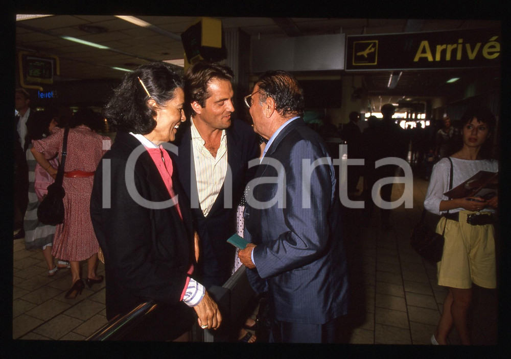 35mm vintage slide* 1989 CANNES Elena VARZI Raf e Saverio VALLONE in aeroporto 3