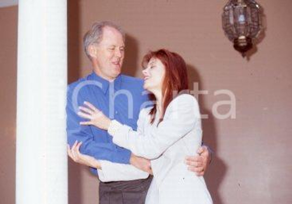 35mm vintage slide* 1992 VENEZIA Cinema Lolita DAVIDOVICH John LITHGOW (5) Diapositiva d'epoca, in formato 35 mm. CONDIZIONI: GOOD Tutti i diritti riservati E' severamente vietata la riproduzione.  ICharta mette in vendita, sul negozio eBay e in esclusiva sul sito "icharta" il proprio archivio composto da numerose diapositive e negativi fotografici d'epoca, tutti originali e autentici, che attraversano la storia del costume italiano tra gli la fine degli anni Sessanta e Novanta.Si tratta di uno sguardo inedito sull'attualit&agrave;, la politica, la vita quotidiana, il gossip e la cultura, che fotografa il cambiamento della nazione in quest'ultimo scorcio del XX secolo. Un'occasione unica per il mercato del collezionismo, che vede finalmente disponibile un archivio eccezionale per vastit&agrave;, tematiche e condizioni, in un settore (il negativo fotografico e la diapositiva) di assoluta novit&agrave; e dalle interessanti prospettive di investimento.  CONDIZIONI:GOOD/buono originale e autentica 1