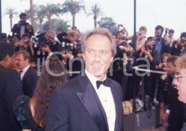 35mm vintage slide* 1988 CINEMA Clint EASTWOOD Festival di CANNES (52) Diapositiva d'epoca, in formato 35 mm. CONDIZIONI: GOOD Tutti i diritti riservati E' severamente vietata la riproduzione.  ICharta mette in vendita, sul negozio eBay e in esclusiva sul sito "icharta" il proprio archivio composto da numerose diapositive e negativi fotografici d'epoca, tutti originali e autentici, che attraversano la storia del costume italiano tra gli la fine degli anni Sessanta e Novanta.Si tratta di uno sguardo inedito sull'attualit&agrave;, la politica, la vita quotidiana, il gossip e la cultura, che fotografa il cambiamento della nazione in quest'ultimo scorcio del XX secolo. Un'occasione unica per il mercato del collezionismo, che vede finalmente disponibile un archivio eccezionale per vastit&agrave;, tematiche e condizioni, in un settore (il negativo fotografico e la diapositiva) di assoluta novit&agrave; e dalle interessanti prospettive di investimento.   GOOD/buono   originale e autentica 1