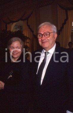 35mm vintage slide* 1985ca MILANO Carlo BADINI ritratto con moglie (1)