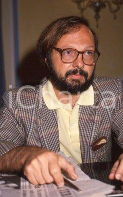 35mm vintage slide* 1995ca PDS Gianni BORGNA ritratto (1) Diapositiva d'epoca, in formato 35 mm. CONDIZIONI: GOOD Tutti i diritti riservati E' severamente vietata la riproduzione.  ICharta mette in vendita, sul negozio eBay e in esclusiva sul sito "icharta" il proprio archivio composto da numerose diapositive e negativi fotografici d'epoca, tutti originali e autentici, che attraversano la storia del costume italiano tra gli la fine degli anni Sessanta e Novanta.Si tratta di uno sguardo inedito sull'attualit&agrave;, la politica, la vita quotidiana, il gossip e la cultura, che fotografa il cambiamento della nazione in quest'ultimo scorcio del XX secolo. Un'occasione unica per il mercato del collezionismo, che vede finalmente disponibile un archivio eccezionale per vastit&agrave;, tematiche e condizioni, in un settore (il negativo fotografico e la diapositiva) di assoluta novit&agrave; e dalle interessanti prospettive di investimento.  CONDIZIONI:GOOD/buono originale e autentica 1