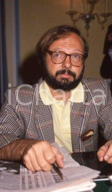 35mm vintage slide* 1995ca PDS Gianni BORGNA ritratto (2) Diapositiva d'epoca, in formato 35 mm. CONDIZIONI: GOOD Tutti i diritti riservati E' severamente vietata la riproduzione.  ICharta mette in vendita, sul negozio eBay e in esclusiva sul sito "icharta" il proprio archivio composto da numerose diapositive e negativi fotografici d'epoca, tutti originali e autentici, che attraversano la storia del costume italiano tra gli la fine degli anni Sessanta e Novanta.Si tratta di uno sguardo inedito sull'attualit&agrave;, la politica, la vita quotidiana, il gossip e la cultura, che fotografa il cambiamento della nazione in quest'ultimo scorcio del XX secolo. Un'occasione unica per il mercato del collezionismo, che vede finalmente disponibile un archivio eccezionale per vastit&agrave;, tematiche e condizioni, in un settore (il negativo fotografico e la diapositiva) di assoluta novit&agrave; e dalle interessanti prospettive di investimento.  CONDIZIONI:GOOD/buono originale e autentica 1