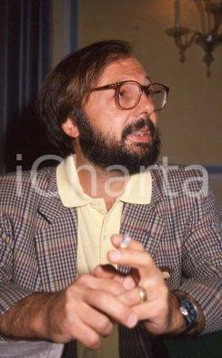 35mm vintage slide* 1995ca PDS Gianni BORGNA ritratto (3) Diapositiva d'epoca, in formato 35 mm. CONDIZIONI: GOOD Tutti i diritti riservati E' severamente vietata la riproduzione.  ICharta mette in vendita, sul negozio eBay e in esclusiva sul sito "icharta" il proprio archivio composto da numerose diapositive e negativi fotografici d'epoca, tutti originali e autentici, che attraversano la storia del costume italiano tra gli la fine degli anni Sessanta e Novanta.Si tratta di uno sguardo inedito sull'attualit&agrave;, la politica, la vita quotidiana, il gossip e la cultura, che fotografa il cambiamento della nazione in quest'ultimo scorcio del XX secolo. Un'occasione unica per il mercato del collezionismo, che vede finalmente disponibile un archivio eccezionale per vastit&agrave;, tematiche e condizioni, in un settore (il negativo fotografico e la diapositiva) di assoluta novit&agrave; e dalle interessanti prospettive di investimento.  CONDIZIONI:GOOD/buono originale e autentica 1