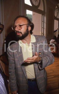 35mm vintage slide* 1995ca PDS Gianni BORGNA ritratto (4) Diapositiva d'epoca, in formato 35 mm. CONDIZIONI: GOOD Tutti i diritti riservati E' severamente vietata la riproduzione.  ICharta mette in vendita, sul negozio eBay e in esclusiva sul sito "icharta" il proprio archivio composto da numerose diapositive e negativi fotografici d'epoca, tutti originali e autentici, che attraversano la storia del costume italiano tra gli la fine degli anni Sessanta e Novanta.Si tratta di uno sguardo inedito sull'attualit&agrave;, la politica, la vita quotidiana, il gossip e la cultura, che fotografa il cambiamento della nazione in quest'ultimo scorcio del XX secolo. Un'occasione unica per il mercato del collezionismo, che vede finalmente disponibile un archivio eccezionale per vastit&agrave;, tematiche e condizioni, in un settore (il negativo fotografico e la diapositiva) di assoluta novit&agrave; e dalle interessanti prospettive di investimento.  CONDIZIONI:GOOD/buono originale e autentica 1