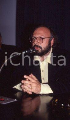 35mm vintage slide* 1995ca PDS Gianni BORGNA ritratto (8) Diapositiva d'epoca, in formato 35 mm. CONDIZIONI: GOOD Tutti i diritti riservati E' severamente vietata la riproduzione.  ICharta mette in vendita, sul negozio eBay e in esclusiva sul sito "icharta" il proprio archivio composto da numerose diapositive e negativi fotografici d'epoca, tutti originali e autentici, che attraversano la storia del costume italiano tra gli la fine degli anni Sessanta e Novanta.Si tratta di uno sguardo inedito sull'attualit&agrave;, la politica, la vita quotidiana, il gossip e la cultura, che fotografa il cambiamento della nazione in quest'ultimo scorcio del XX secolo. Un'occasione unica per il mercato del collezionismo, che vede finalmente disponibile un archivio eccezionale per vastit&agrave;, tematiche e condizioni, in un settore (il negativo fotografico e la diapositiva) di assoluta novit&agrave; e dalle interessanti prospettive di investimento.  CONDIZIONI:GOOD/buono originale e autentica 1