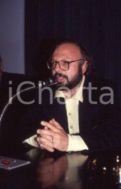 35mm vintage slide* 1995ca PDS Gianni BORGNA ritratto (9) Diapositiva d'epoca, in formato 35 mm. CONDIZIONI: GOOD Tutti i diritti riservati E' severamente vietata la riproduzione.  ICharta mette in vendita, sul negozio eBay e in esclusiva sul sito "icharta" il proprio archivio composto da numerose diapositive e negativi fotografici d'epoca, tutti originali e autentici, che attraversano la storia del costume italiano tra gli la fine degli anni Sessanta e Novanta.Si tratta di uno sguardo inedito sull'attualit&agrave;, la politica, la vita quotidiana, il gossip e la cultura, che fotografa il cambiamento della nazione in quest'ultimo scorcio del XX secolo. Un'occasione unica per il mercato del collezionismo, che vede finalmente disponibile un archivio eccezionale per vastit&agrave;, tematiche e condizioni, in un settore (il negativo fotografico e la diapositiva) di assoluta novit&agrave; e dalle interessanti prospettive di investimento.  CONDIZIONI:GOOD/buono originale e autentica 1