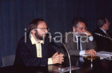 35mm vintage slide* 1995ca PDS Gianni BORGNA ritratto (10) Diapositiva d'epoca, in formato 35 mm. CONDIZIONI: GOOD Tutti i diritti riservati E' severamente vietata la riproduzione.  ICharta mette in vendita, sul negozio eBay e in esclusiva sul sito "icharta" il proprio archivio composto da numerose diapositive e negativi fotografici d'epoca, tutti originali e autentici, che attraversano la storia del costume italiano tra gli la fine degli anni Sessanta e Novanta.Si tratta di uno sguardo inedito sull'attualit&agrave;, la politica, la vita quotidiana, il gossip e la cultura, che fotografa il cambiamento della nazione in quest'ultimo scorcio del XX secolo. Un'occasione unica per il mercato del collezionismo, che vede finalmente disponibile un archivio eccezionale per vastit&agrave;, tematiche e condizioni, in un settore (il negativo fotografico e la diapositiva) di assoluta novit&agrave; e dalle interessanti prospettive di investimento.  CONDIZIONI:GOOD/buono originale e autentica 1