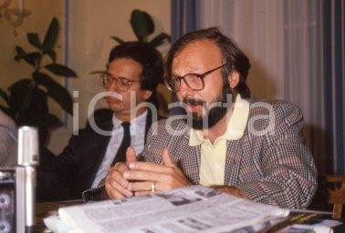 35mm vintage slide* 1995ca PDS Gianni BORGNA Walter VETRONI (1) Diapositiva d'epoca, in formato 35 mm. CONDIZIONI: GOOD Tutti i diritti riservati E' severamente vietata la riproduzione.  ICharta mette in vendita, sul negozio eBay e in esclusiva sul sito "icharta" il proprio archivio composto da numerose diapositive e negativi fotografici d'epoca, tutti originali e autentici, che attraversano la storia del costume italiano tra gli la fine degli anni Sessanta e Novanta.Si tratta di uno sguardo inedito sull'attualit&agrave;, la politica, la vita quotidiana, il gossip e la cultura, che fotografa il cambiamento della nazione in quest'ultimo scorcio del XX secolo. Un'occasione unica per il mercato del collezionismo, che vede finalmente disponibile un archivio eccezionale per vastit&agrave;, tematiche e condizioni, in un settore (il negativo fotografico e la diapositiva) di assoluta novit&agrave; e dalle interessanti prospettive di investimento.  CONDIZIONI:GOOD/buono originale e autentica 1
