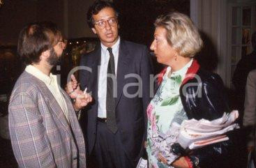 35mm vintage slide* 1995ca PDS Gianni BORGNA Osvalda TRUPIA Walter VETRONI (1) Diapositiva d'epoca, in formato 35 mm. CONDIZIONI: GOOD Tutti i diritti riservati E' severamente vietata la riproduzione.  ICharta mette in vendita, sul negozio eBay e in esclusiva sul sito "icharta" il proprio archivio composto da numerose diapositive e negativi fotografici d'epoca, tutti originali e autentici, che attraversano la storia del costume italiano tra gli la fine degli anni Sessanta e Novanta.Si tratta di uno sguardo inedito sull'attualit&agrave;, la politica, la vita quotidiana, il gossip e la cultura, che fotografa il cambiamento della nazione in quest'ultimo scorcio del XX secolo. Un'occasione unica per il mercato del collezionismo, che vede finalmente disponibile un archivio eccezionale per vastit&agrave;, tematiche e condizioni, in un settore (il negativo fotografico e la diapositiva) di assoluta novit&agrave; e dalle interessanti prospettive di investimento.  CONDIZIONI:GOOD/buono originale e autentica 1