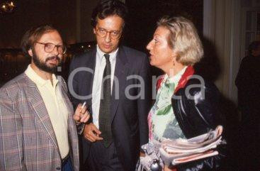 35mm vintage slide* 1995ca PDS Gianni BORGNA Osvalda TRUPIA Walter VETRONI (2) Diapositiva d'epoca, in formato 35 mm. CONDIZIONI: GOOD Tutti i diritti riservati E' severamente vietata la riproduzione.  ICharta mette in vendita, sul negozio eBay e in esclusiva sul sito "icharta" il proprio archivio composto da numerose diapositive e negativi fotografici d'epoca, tutti originali e autentici, che attraversano la storia del costume italiano tra gli la fine degli anni Sessanta e Novanta.Si tratta di uno sguardo inedito sull'attualit&agrave;, la politica, la vita quotidiana, il gossip e la cultura, che fotografa il cambiamento della nazione in quest'ultimo scorcio del XX secolo. Un'occasione unica per il mercato del collezionismo, che vede finalmente disponibile un archivio eccezionale per vastit&agrave;, tematiche e condizioni, in un settore (il negativo fotografico e la diapositiva) di assoluta novit&agrave; e dalle interessanti prospettive di investimento.  CONDIZIONI:GOOD/buono originale e autentica 1