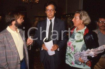 35mm vintage slide* 1995ca PDS Gianni BORGNA Osvalda TRUPIA Walter VETRONI (3) Diapositiva d'epoca, in formato 35 mm. CONDIZIONI: GOOD Tutti i diritti riservati E' severamente vietata la riproduzione.  ICharta mette in vendita, sul negozio eBay e in esclusiva sul sito "icharta" il proprio archivio composto da numerose diapositive e negativi fotografici d'epoca, tutti originali e autentici, che attraversano la storia del costume italiano tra gli la fine degli anni Sessanta e Novanta.Si tratta di uno sguardo inedito sull'attualit&agrave;, la politica, la vita quotidiana, il gossip e la cultura, che fotografa il cambiamento della nazione in quest'ultimo scorcio del XX secolo. Un'occasione unica per il mercato del collezionismo, che vede finalmente disponibile un archivio eccezionale per vastit&agrave;, tematiche e condizioni, in un settore (il negativo fotografico e la diapositiva) di assoluta novit&agrave; e dalle interessanti prospettive di investimento.  CONDIZIONI:GOOD/buono originale e autentica 1