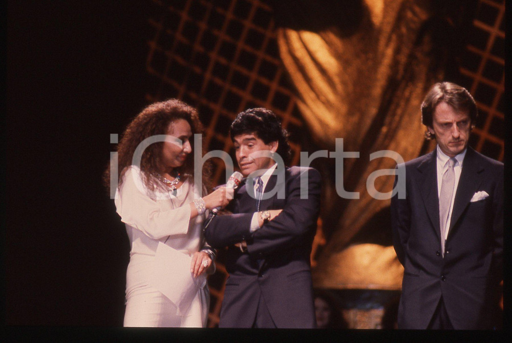 35mm vintage slide* 1990 MILANO Diego Armando MARADONA al Galà  ITALIA '90 (1) La manifestazione si &egrave; tenuta presso il Palatrussardi.Nella diapositiva sono inoltre presenti tra gli altri Luca Cordero di Montezemolo e Lara Saint PaulDiapositiva d'epoca, in formato 35 mm. CONDIZIONI: GOODE' severamente vietata la riproduzione. Tutti i diritti sono riservati. ICharta mette in vendita, sul negozio eBay e in esclusiva sul sito "icharta" il proprio archivio composto da numerose diapositive e negativi fotografici d'epoca, tutti originali e autentici, che attraversano la storia del costume italiano tra gli la fine degli anni Sessanta e Novanta.Si tratta di uno sguardo inedito sull'attualit&agrave;, la politica, la vita quotidiana, il gossip e la cultura, che fotografa il cambiamento della nazione in quest'ultimo scorcio del XX secolo. Un'occasione unica per il mercato del collezionismo, che vede finalmente disponibile un archivio eccezionale per vastit&agrave;, tematiche e condizioni, in un settore (il negativo fotografico e la diapositiva) di assoluta novit&agrave; e dalle interessanti prospettive di investimento.  originale e autentica 1