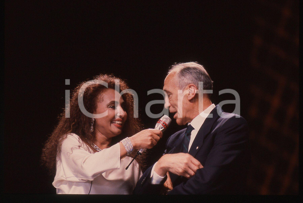 35mm vintage slide* 1990 MILANO Enzo BEARZOT al Galà  ITALIA '90  (2) La manifestazione si &egrave; tenuta presso il Palatrussardi.Nella diapositiva &egrave; inoltre presente Lara Saint PaulDiapositiva d'epoca, in formato 35 mm. CONDIZIONI: GOODE' severamente vietata la riproduzione. Tutti i diritti sono riservati. ICharta mette in vendita, sul negozio eBay e in esclusiva sul sito "icharta" il proprio archivio composto da numerose diapositive e negativi fotografici d'epoca, tutti originali e autentici, che attraversano la storia del costume italiano tra gli la fine degli anni Sessanta e Novanta.Si tratta di uno sguardo inedito sull'attualit&agrave;, la politica, la vita quotidiana, il gossip e la cultura, che fotografa il cambiamento della nazione in quest'ultimo scorcio del XX secolo. Un'occasione unica per il mercato del collezionismo, che vede finalmente disponibile un archivio eccezionale per vastit&agrave;, tematiche e condizioni, in un settore (il negativo fotografico e la diapositiva) di assoluta novit&agrave; e dalle interessanti prospettive di investimento.  originale e autentica 1