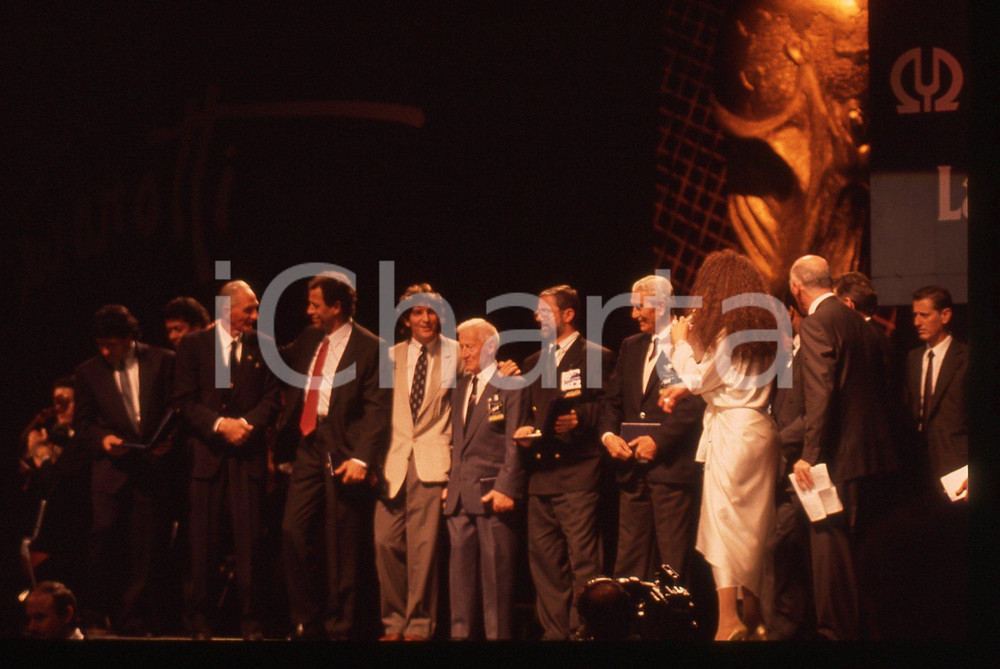 35mm vintage slide* 1990 MILANO Paolo ROSSI Lara SAINT PAUL Galà  ITALIA '90 La manifestazione si &egrave; tenuta presso il PalatrussardiDiapositiva d'epoca, in formato 35 mm. CONDIZIONI: GOODE' severamente vietata la riproduzione. Tutti i diritti sono riservati. ICharta mette in vendita, sul negozio eBay e in esclusiva sul sito "icharta" il proprio archivio composto da numerose diapositive e negativi fotografici d'epoca, tutti originali e autentici, che attraversano la storia del costume italiano tra gli la fine degli anni Sessanta e Novanta.Si tratta di uno sguardo inedito sull'attualit&agrave;, la politica, la vita quotidiana, il gossip e la cultura, che fotografa il cambiamento della nazione in quest'ultimo scorcio del XX secolo. Un'occasione unica per il mercato del collezionismo, che vede finalmente disponibile un archivio eccezionale per vastit&agrave;, tematiche e condizioni, in un settore (il negativo fotografico e la diapositiva) di assoluta novit&agrave; e dalle interessanti prospettive di investimento.  originale e autentica 1