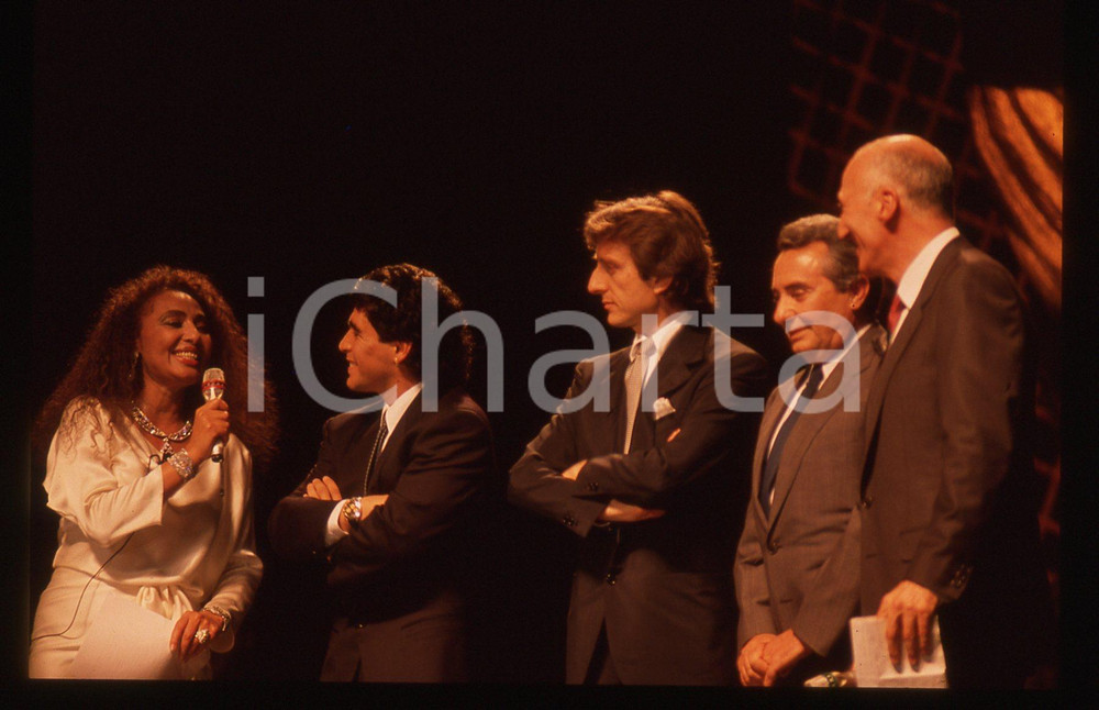 35mm vintage slide* 1990 MILANO Diego MARADONA al Galà  ITALIA '90 CALCIO (1) La manifestazione si &egrave; tenuta presso il Palatrussardi Nella diapositiva sono inoltre presenti Luca Cordero di Montezemolo, Lara Saint Paul e Gianfranco de LaurentiisDiapositiva d'epoca, in formato 35 mm. CONDIZIONI: GOODE' severamente vietata la riproduzione. Tutti i diritti sono riservati. ICharta mette in vendita, sul negozio eBay e in esclusiva sul sito "icharta" il proprio archivio composto da numerose diapositive e negativi fotografici d'epoca, tutti originali e autentici, che attraversano la storia del costume italiano tra gli la fine degli anni Sessanta e Novanta.Si tratta di uno sguardo inedito sull'attualit&agrave;, la politica, la vita quotidiana, il gossip e la cultura, che fotografa il cambiamento della nazione in quest'ultimo scorcio del XX secolo. Un'occasione unica per il mercato del collezionismo, che vede finalmente disponibile un archivio eccezionale per vastit&agrave;, tematiche e condizioni, in un settore (il negativo fotografico e la diapositiva) di assoluta novit&agrave; e dalle interessanti prospettive di investimento.  originale e autentica 1