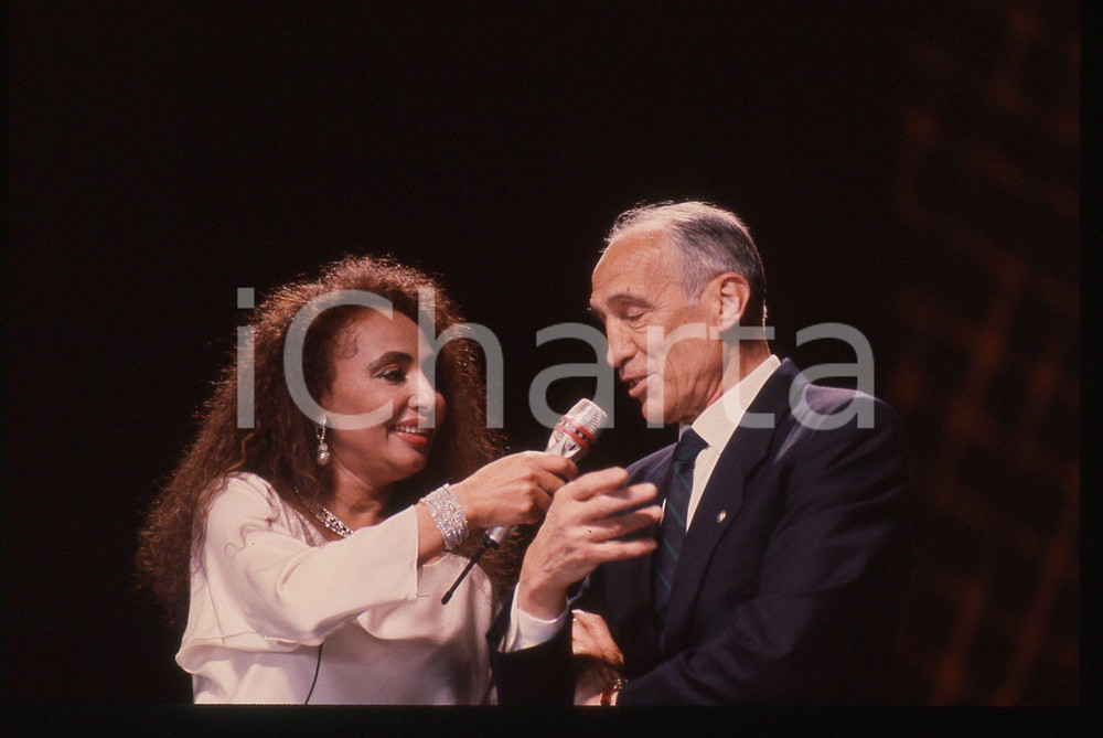35mm vintage slide* 1990 MILANO Enzo BEARZOT  Galà  ITALIA '90 CALCIO La manifestazione si &egrave; tenuta presso il Palatrussardi.Diapositiva d'epoca, in formato 35 mm. CONDIZIONI: GOODE' severamente vietata la riproduzione. Tutti i diritti sono riservati. ICharta mette in vendita, sul negozio eBay e in esclusiva sul sito "icharta" il proprio archivio composto da numerose diapositive e negativi fotografici d'epoca, tutti originali e autentici, che attraversano la storia del costume italiano tra gli la fine degli anni Sessanta e Novanta.Si tratta di uno sguardo inedito sull'attualit&agrave;, la politica, la vita quotidiana, il gossip e la cultura, che fotografa il cambiamento della nazione in quest'ultimo scorcio del XX secolo. Un'occasione unica per il mercato del collezionismo, che vede finalmente disponibile un archivio eccezionale per vastit&agrave;, tematiche e condizioni, in un settore (il negativo fotografico e la diapositiva) di assoluta novit&agrave; e dalle interessanti prospettive di investimento.  originale e autentica 1