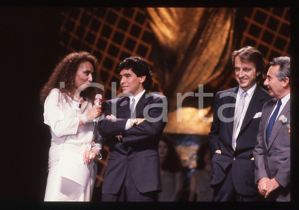 35mm vintage slide* 1990 MILANO Diego Armando MARADONA al GalÃ  ITALIA '90 (2) La manifestazione si &egrave; tenuta presso il Palatrussardi.Nella diapositiva sono inoltre presenti tra gli altri Luca Cordero di Montezemolo e Lara Saint PaulDiapositiva d'epoca, in formato 35 mm. CONDIZIONI: GOODE' severamente vietata la riproduzione. Tutti i diritti sono riservati. ICharta mette in vendita, sul negozio eBay e in esclusiva sul sito "icharta" il proprio archivio composto da numerose diapositive e negativi fotografici d'epoca, tutti originali e autentici, che attraversano la storia del costume italiano tra gli la fine degli anni Sessanta e Novanta.Si tratta di uno sguardo inedito sull'attualit&agrave;, la politica, la vita quotidiana, il gossip e la cultura, che fotografa il cambiamento della nazione in quest'ultimo scorcio del XX secolo. Un'occasione unica per il mercato del collezionismo, che vede finalmente disponibile un archivio eccezionale per vastit&agrave;, tematiche e condizioni, in un settore (il negativo fotografico e la diapositiva) di assoluta novit&agrave; e dalle interessanti prospettive di investimento.  originale e autentica 1