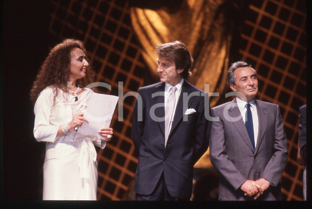 35mm vintage slide* 1990 MILANO Luca CORDERO DI MONTEZEMOLO Galà  ITALIA '90 (2 La manifestazione si &egrave; tenuta presso il Palatrussardi. Nella diapositiva compare anche Lara Saint PaulDiapositiva d'epoca, in formato 35 mm. CONDIZIONI: GOODE' severamente vietata la riproduzione. Tutti i diritti sono riservati. ICharta mette in vendita, sul negozio eBay e in esclusiva sul sito "icharta" il proprio archivio composto da numerose diapositive e negativi fotografici d'epoca, tutti originali e autentici, che attraversano la storia del costume italiano tra gli la fine degli anni Sessanta e Novanta.Si tratta di uno sguardo inedito sull'attualit&agrave;, la politica, la vita quotidiana, il gossip e la cultura, che fotografa il cambiamento della nazione in quest'ultimo scorcio del XX secolo. Un'occasione unica per il mercato del collezionismo, che vede finalmente disponibile un archivio eccezionale per vastit&agrave;, tematiche e condizioni, in un settore (il negativo fotografico e la diapositiva) di assoluta novit&agrave; e dalle interessanti prospettive di investimento.  originale e autentica 1