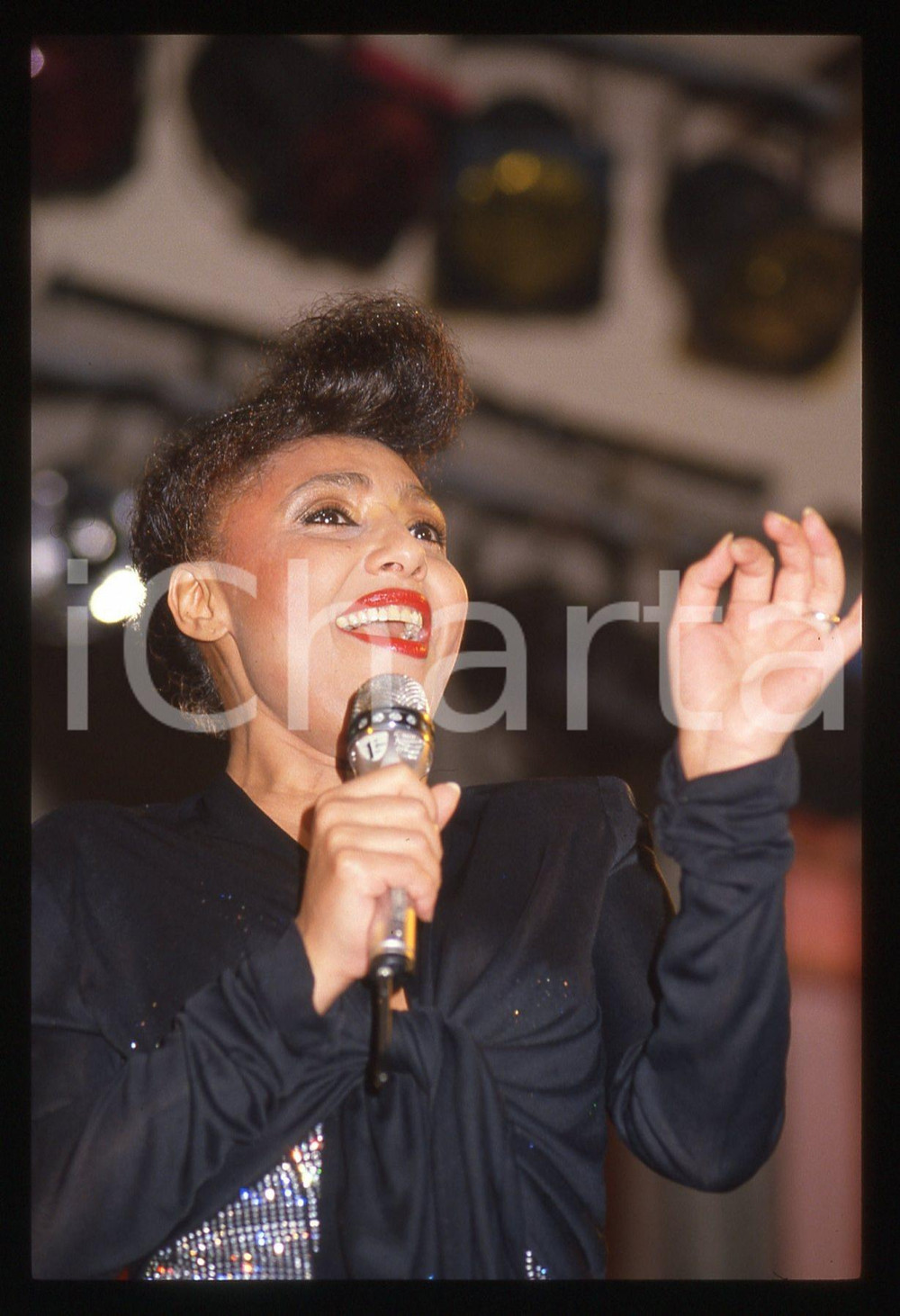 35mm vintage slide* 1990ca CAMPIONE D'ITALIA Lara Saint PAUL in concerto (3) L'evento si &egrave; tenuto presso il Palazzo del Casin&ograve;Diapositiva d'epoca, in formato 35 mm. CONDIZIONI: GOODE' severamente vietata la riproduzione. Tutti i diritti sono riservati. ICharta mette in vendita, sul negozio eBay e in esclusiva sul sito "icharta" il proprio archivio composto da numerose diapositive e negativi fotografici d'epoca, tutti originali e autentici, che attraversano la storia del costume italiano tra gli la fine degli anni Sessanta e Novanta.Si tratta di uno sguardo inedito sull'attualit&agrave;, la politica, la vita quotidiana, il gossip e la cultura, che fotografa il cambiamento della nazione in quest'ultimo scorcio del XX secolo. Un'occasione unica per il mercato del collezionismo, che vede finalmente disponibile un archivio eccezionale per vastit&agrave;, tematiche e condizioni, in un settore (il negativo fotografico e la diapositiva) di assoluta novit&agrave; e dalle interessanti prospettive di investimento.  originale e autentica 1