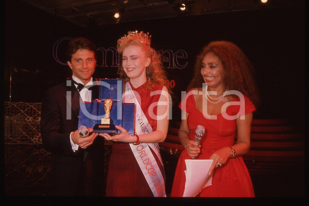 35mm vintage slide* 1990 CAMPIONE D'ITALIA Lara SAINT PAUL Larisa LITICHEVSKAYA Premiazione durante la Miss Worldcup.Nella diapositiva &egrave; presente anche Giorgio MastrotaDiapositiva d'epoca, in formato 35 mm. CONDIZIONI: GOODE' severamente vietata la riproduzione. Tutti i diritti sono riservati. ICharta mette in vendita, sul negozio eBay e in esclusiva sul sito "icharta" il proprio archivio composto da numerose diapositive e negativi fotografici d'epoca, tutti originali e autentici, che attraversano la storia del costume italiano tra gli la fine degli anni Sessanta e Novanta.Si tratta di uno sguardo inedito sull'attualit&agrave;, la politica, la vita quotidiana, il gossip e la cultura, che fotografa il cambiamento della nazione in quest'ultimo scorcio del XX secolo. Un'occasione unica per il mercato del collezionismo, che vede finalmente disponibile un archivio eccezionale per vastit&agrave;, tematiche e condizioni, in un settore (il negativo fotografico e la diapositiva) di assoluta novit&agrave; e dalle interessanti prospettive di investimento.  originale e autentica 1