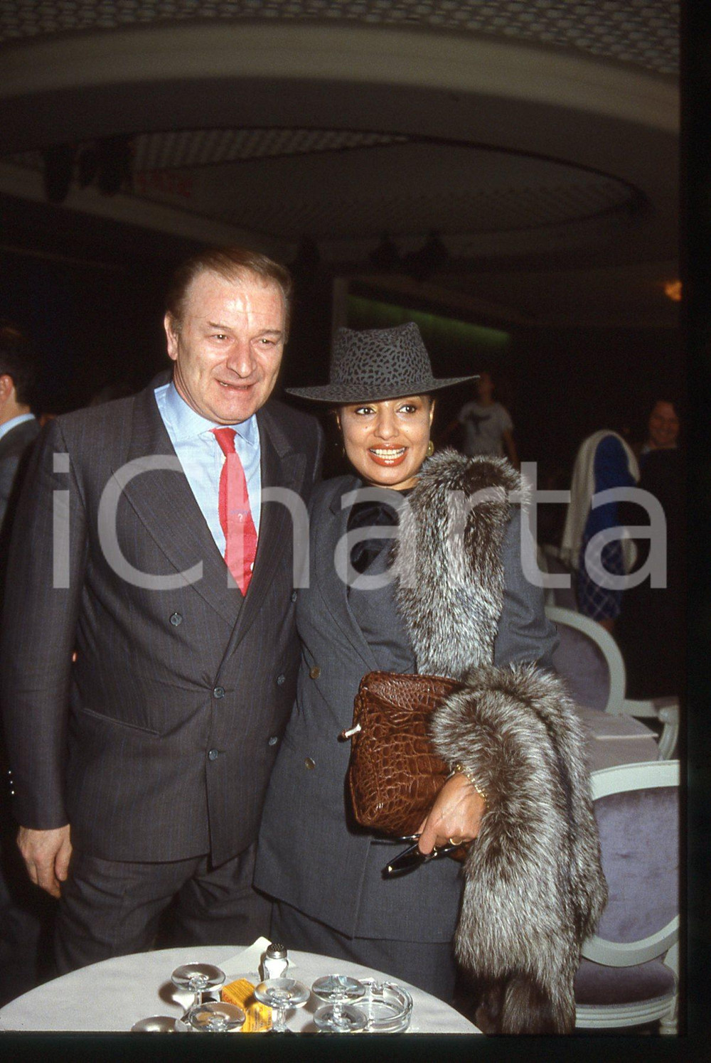 35mm vintage slide* 1990ca COSTUME Pier Quinto CARIAGGI Lara SAINT PAUL (1) Diapositiva d'epoca, in formato 35 mm. CONDIZIONI: GOODE' severamente vietata la riproduzione. Tutti i diritti sono riservati. ICharta mette in vendita, sul negozio eBay e in esclusiva sul sito "icharta" il proprio archivio composto da numerose diapositive e negativi fotografici d'epoca, tutti originali e autentici, che attraversano la storia del costume italiano tra gli la fine degli anni Sessanta e Novanta.Si tratta di uno sguardo inedito sull'attualit&agrave;, la politica, la vita quotidiana, il gossip e la cultura, che fotografa il cambiamento della nazione in quest'ultimo scorcio del XX secolo. Un'occasione unica per il mercato del collezionismo, che vede finalmente disponibile un archivio eccezionale per vastit&agrave;, tematiche e condizioni, in un settore (il negativo fotografico e la diapositiva) di assoluta novit&agrave; e dalle interessanti prospettive di investimento.  originale e autentica 1